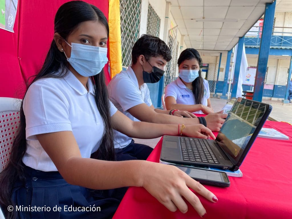 Estudiantes participan en intercambio sobre Estrategia de Educación