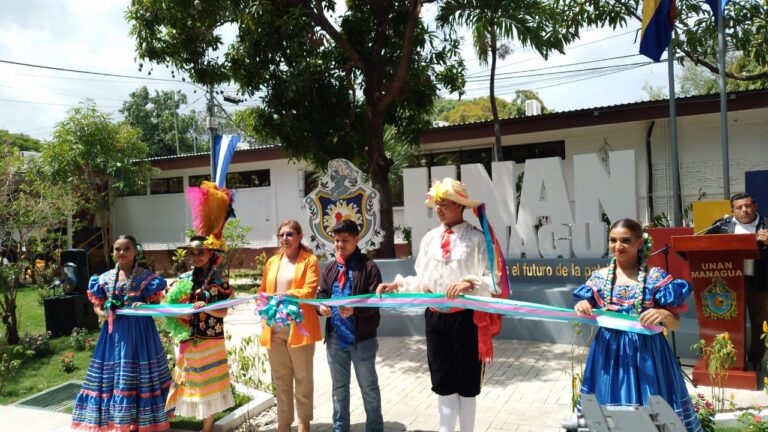 UNAN-Managua inauguran espacio fotográfico para futuros graduados