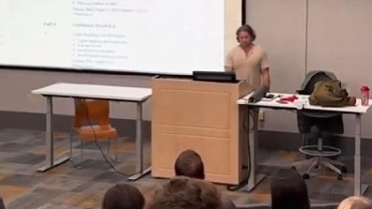 Utiliza canciones para anunciar las notas a sus estudiantes