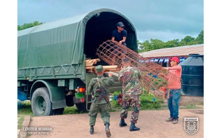 Primer Comando Regional hizo el descargue de materiales de construcción para las bodegas de Mined