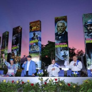 Antorcha de la Unión Centroamericana es recibida por el Comandante Daniel y Compañera Rosario