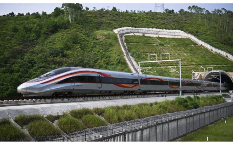 Trenes de alta velocidad ganan adeptos entre viajeros chinos con su comodidad y costo razonable