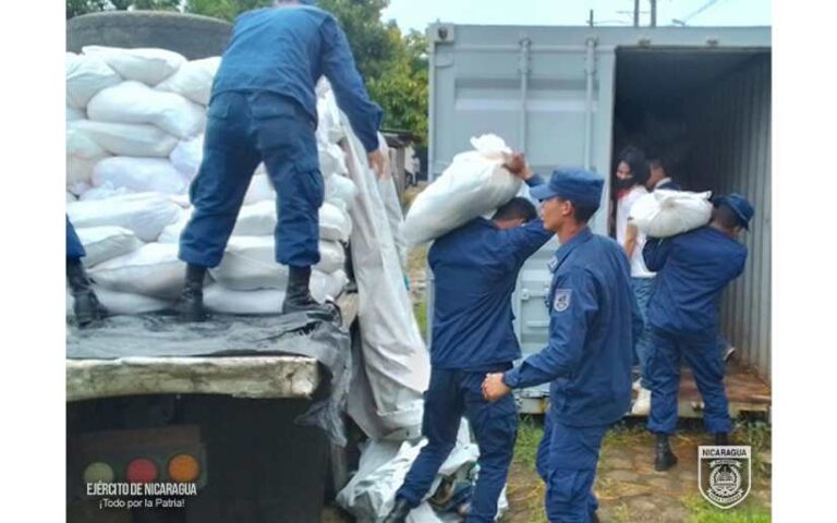 Distrito Naval Caribe en descargue de paquetes alimenticios en Bluefields