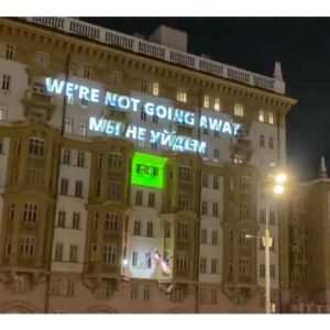 "No nos vamos a ir": RT ilumina la Embajada de EE.UU. en Moscú