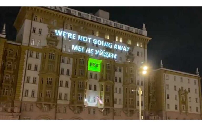 “No nos vamos a ir”: RT ilumina la Embajada de EE.UU. en Moscú