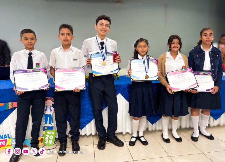 Premian a ganadores del Certamen Mejor Estudiante de Primaria 2024