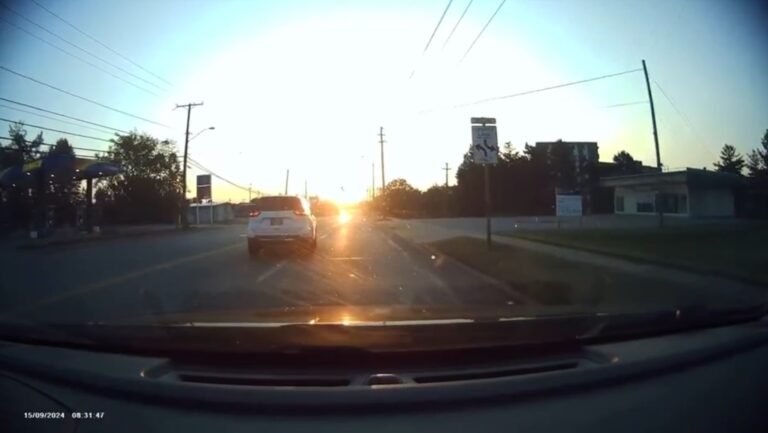 Niña conduce auto durante 16 km