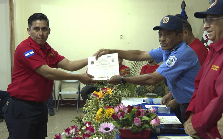 Bomberos se gradúan de curso sobre rescate de personas en accidentes