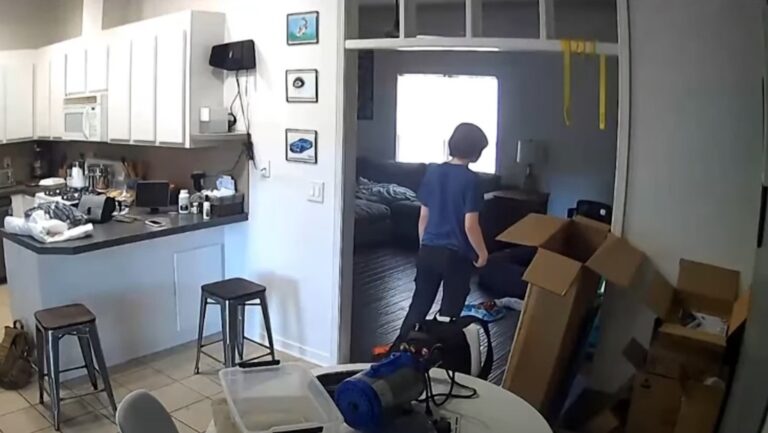 Asesina a su madre e invita a su amiga a ver el cadáver