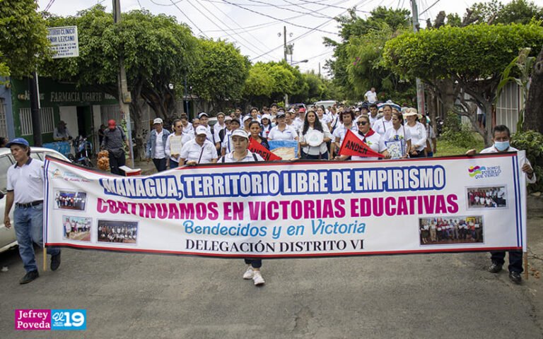 Estudiantes del distrito VI saludan a las fiestas patrias