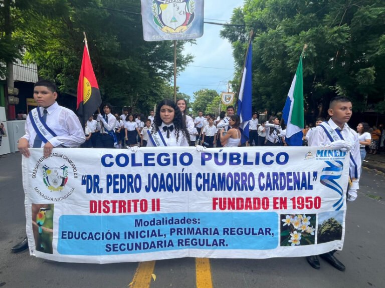 Estudiantes del distrito II de Managua participan en desfile patrio