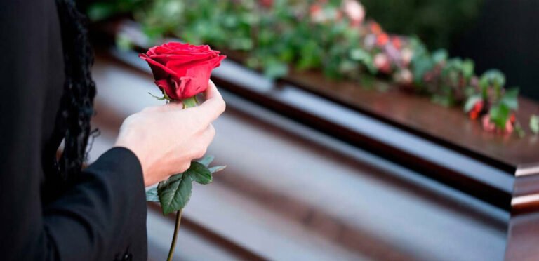 Deja gracioso audio para su funeral