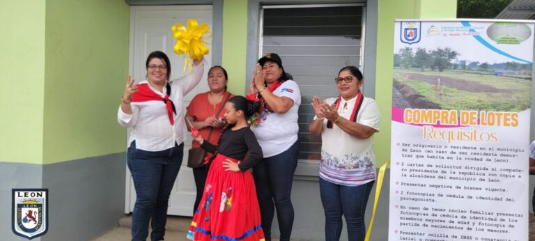 Entregan viviendas, lotes y escrituras a familias en León