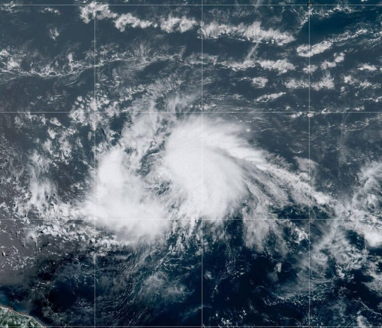 Helene se convierte en huracán categoría 1