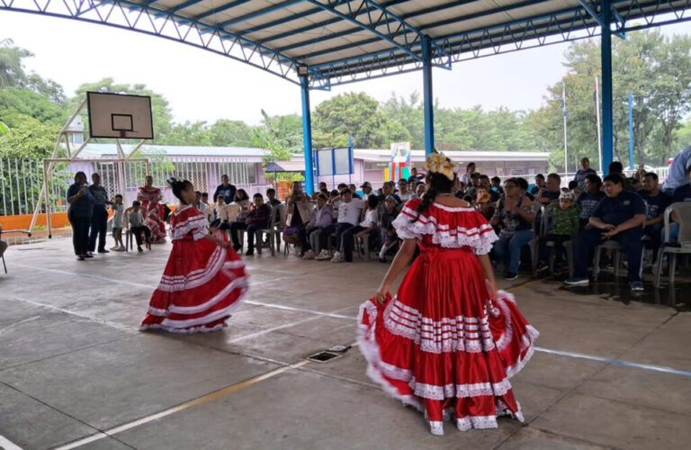 Estudiantes con discapacidad auditiva participan en actividades culturales