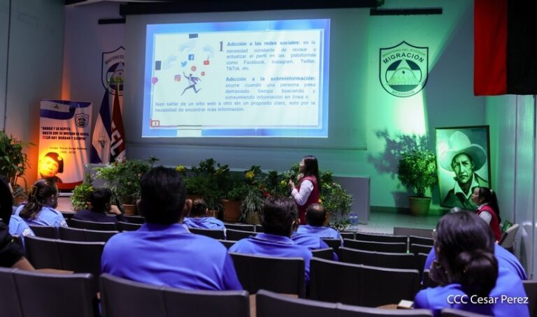 Capacitan a servidores públicos del Mint para prevenir adicción tecnológica