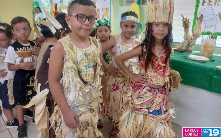 Estudiantes celebran el Día del Maíz con una feria