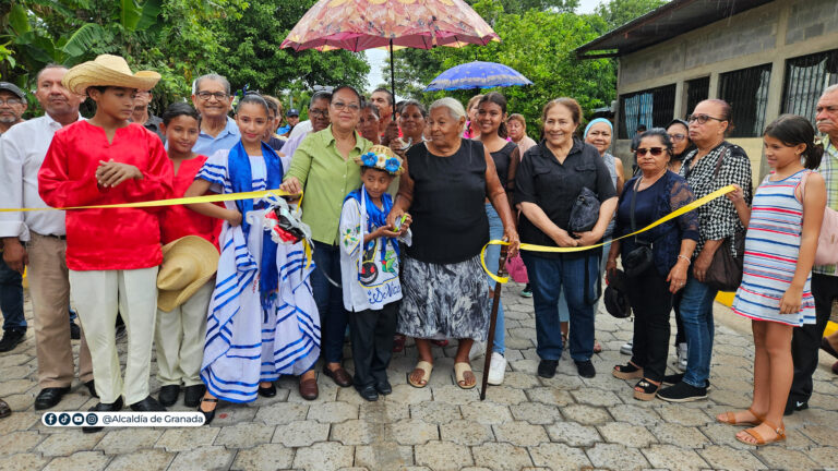 Entregan calle adoquinada en el barrio Guapinol