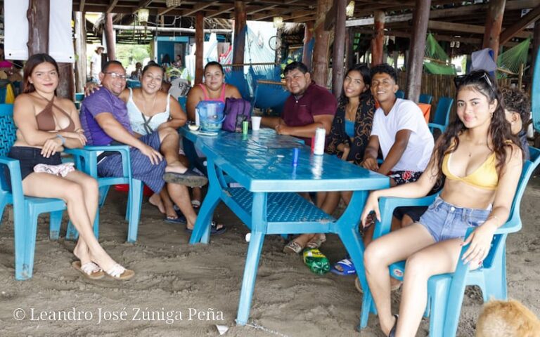 Despiden las vacaciones en la playa
