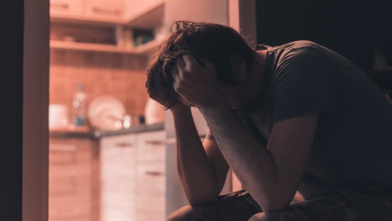 Se venga de su novio por engañarla