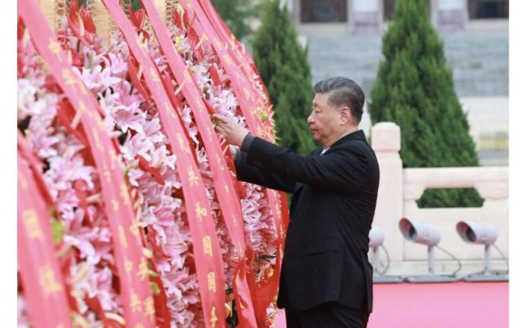 Xi rinde homenaje a los héroes caídos en el Día de los Mártires