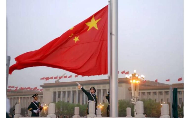 Miles de personas celebran 75 años de fundación de la República Popular China