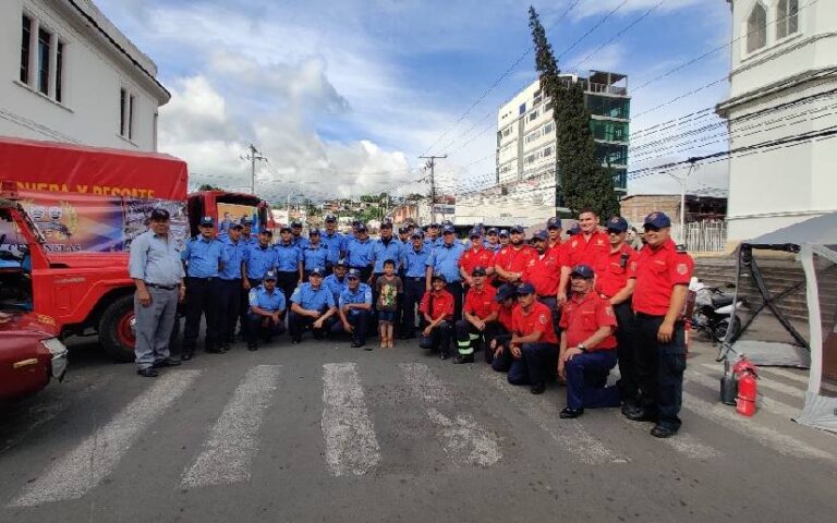 Bomberos Unidos realizan exhibición de comiones contra incendios y trajes de equipamiento