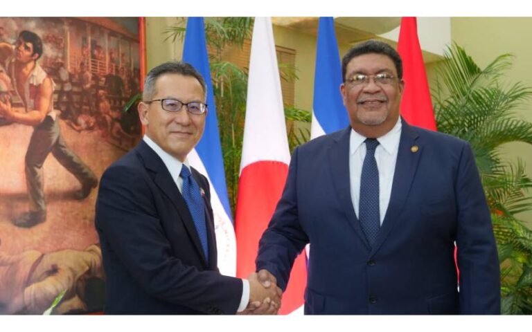 Canciller Valdrack Jaentschke recibie Copias de Estilo del Embajador de Japón