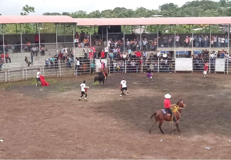 Familias de Chontales inauguran Plaza Taurina en el municipio de La Libertad