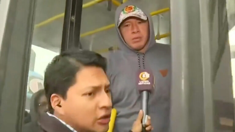 Periodista queda atrapado en un autobús durante una transmisión en vivo