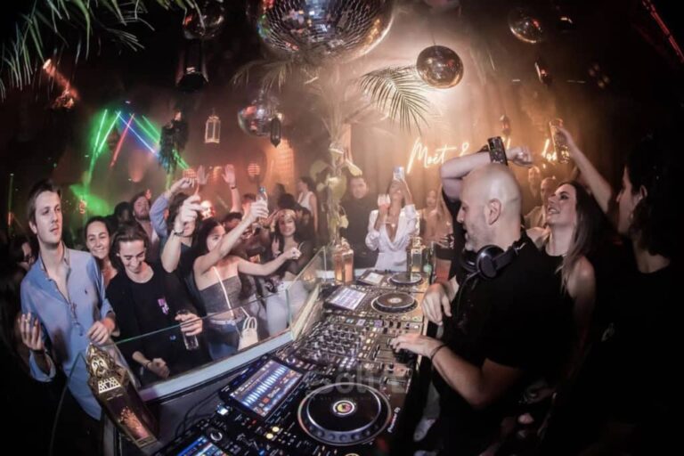 Abuela le pide a su nieto ir de fiesta a un antro