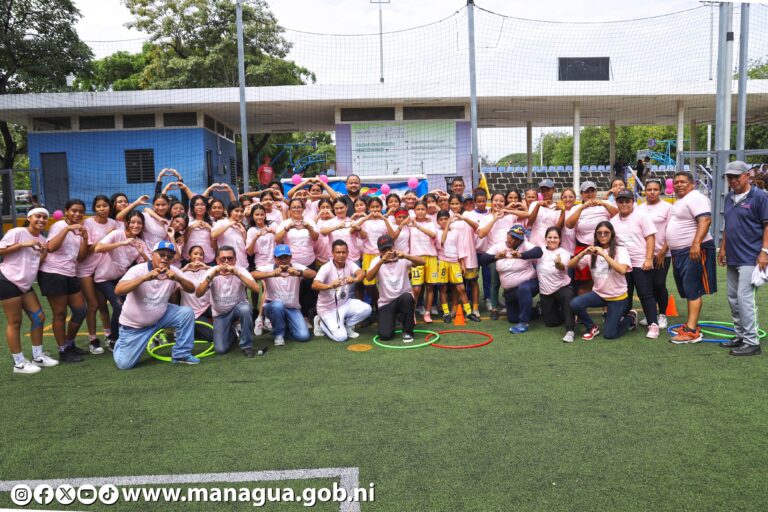 Atletas se solidarizan con mujeres con cáncer de mama