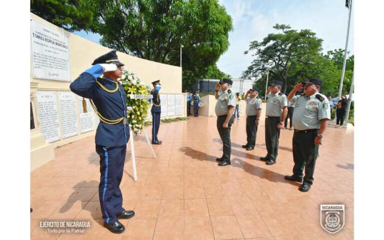 Ejército de Nicaragua coloca ofrenda floral ante el Mausoleo de los Héroes y Mártires