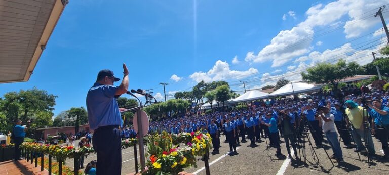 Vicepresidenta felicita a los policías ascendidos
