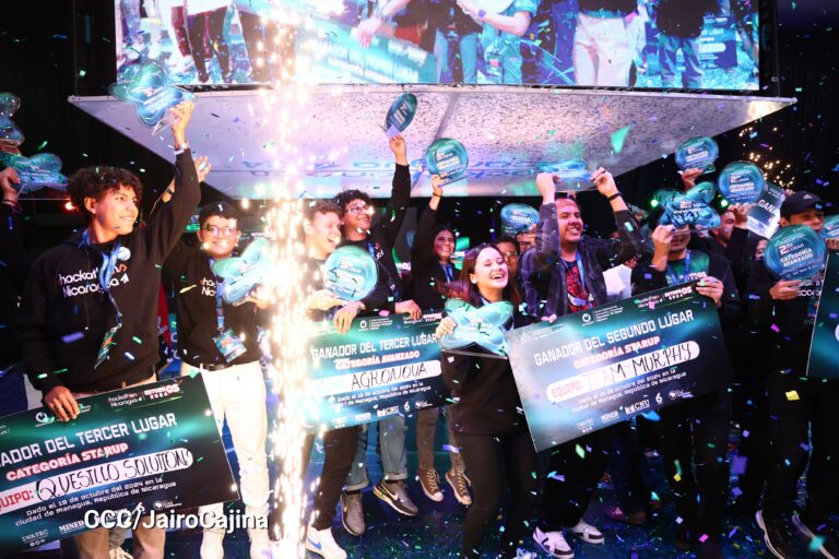 Premian a ganadores de Hackathon Nicaragua EntornOS 2024