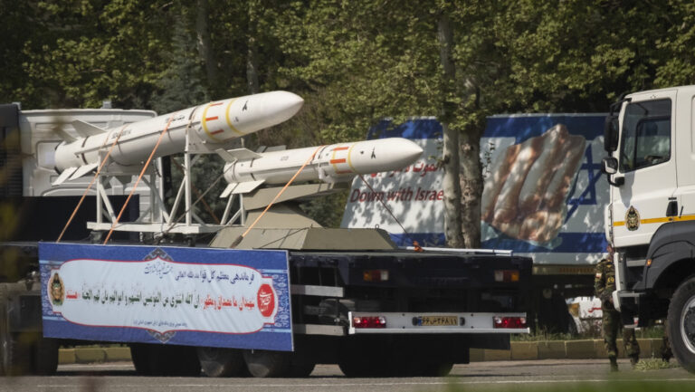 Irán amenaza con atacar refinerías de Israel