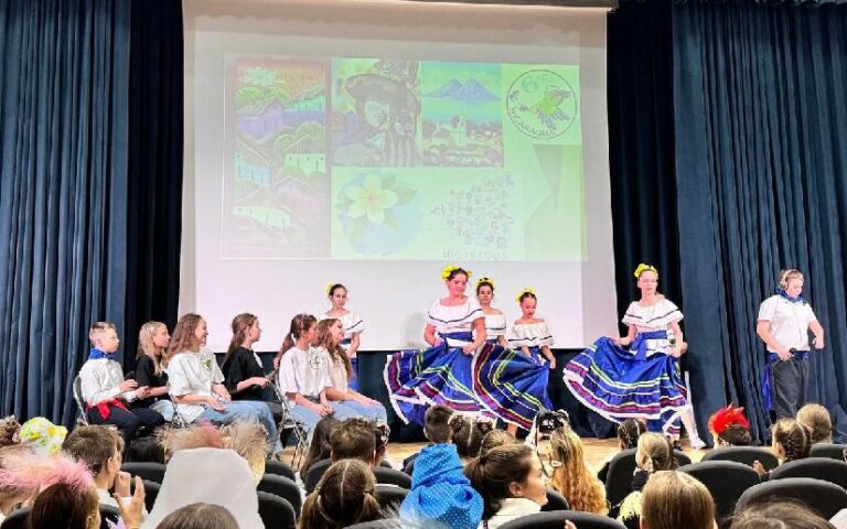 Misión de Nicaragua en festivales de artesanía en colegios moscovitas 