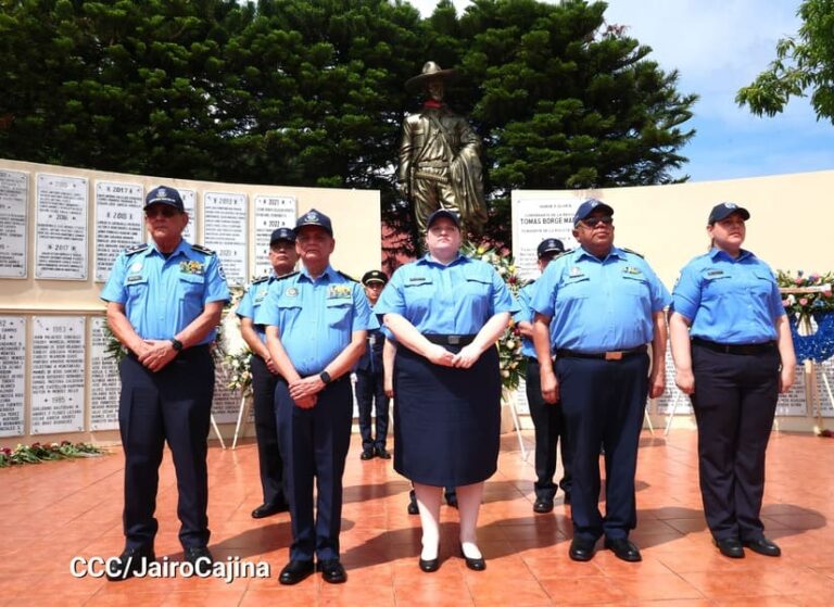 Rinden homenaje a policías caídos en cumplimiento de su deber