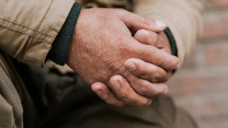 Se cansó de los jóvenes y ahora tiene 7 esposos pensionados