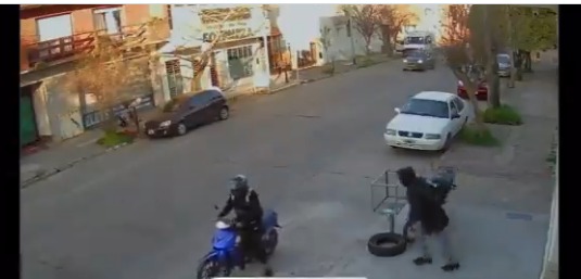 Salta de un balcón para salvar su moto