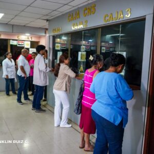Servidores públicos del Minsa reciben su salario