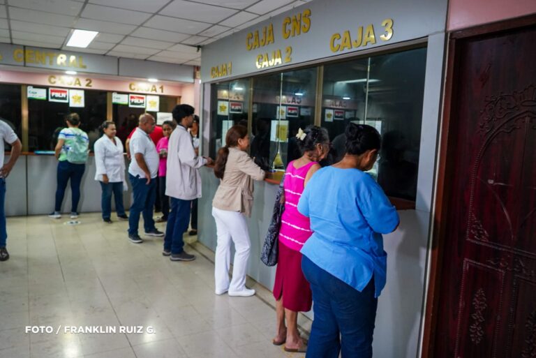 Servidores públicos del Minsa reciben su salario