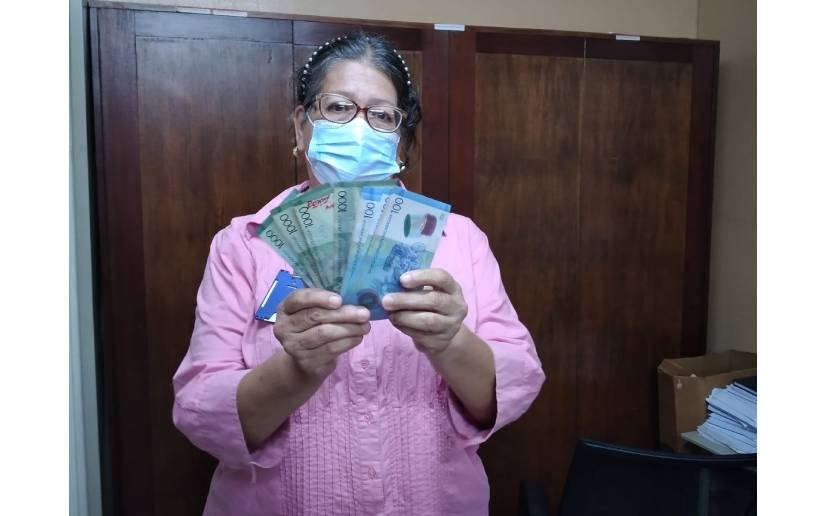 Trabajadores recibiendo salario