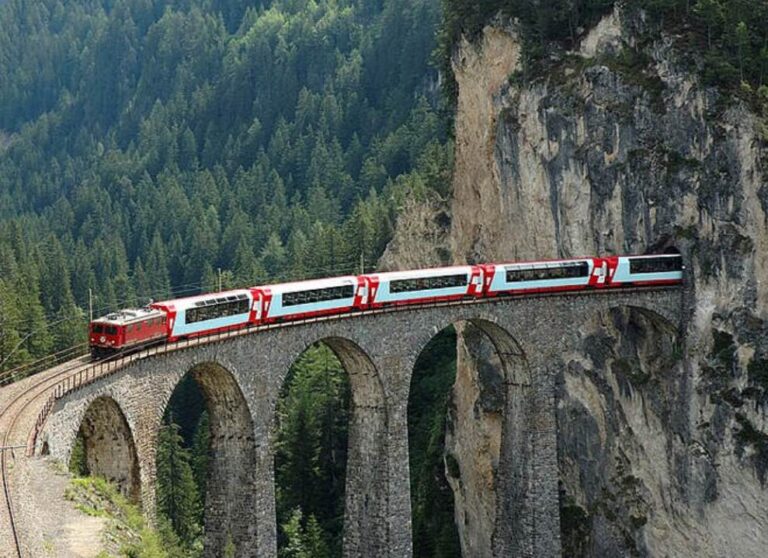 El tren más rápido recorre en 8 horas los Alpes suizos