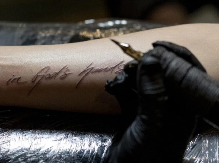 Se quita el tatuaje con el nombre de su ex, sin anestesia