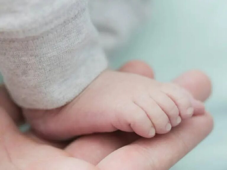 Ofrece a su bebé en adopción a través de TikTok