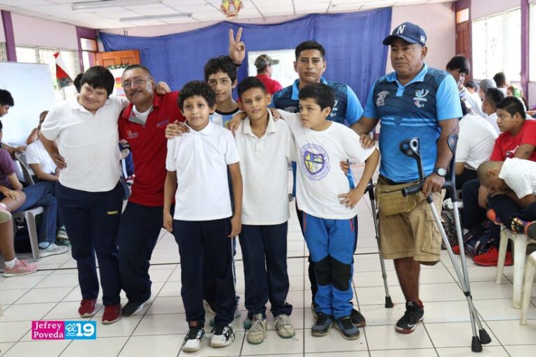 Atletas con discapacidad participan en conversatorio