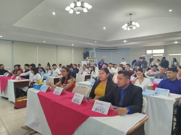 Docentes presentan proyectos innovadores para inglés