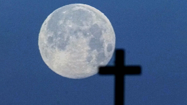 Investigan a sacerdotes por destinar fondos a clubes nocturnos