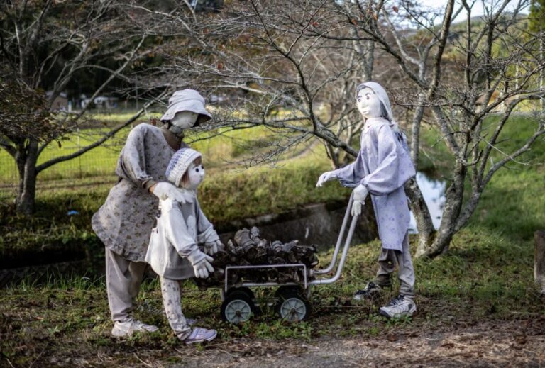 Un pueblo remplaza a las personas por muñecas